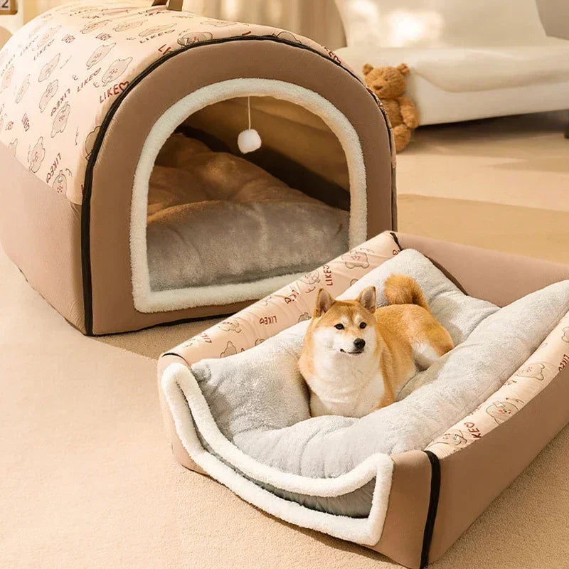 Chien allongé dans un lit douillet beige et gris, avec un dôme assorti en arrière-plan, couchage chaud et confortable pour animaux.